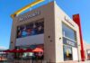 Llega el Gran Día: McDonald’s te invita a participar de la preventa y ayudar a quienes más lo necesitan Este viernes 10 de noviembre se llevará adelante una nueva edición del Gran Día, la acción solidaria más importante de la marca donde el 100% de lo recaudado por la venta del Big Mac será donado a Fundación Sí y Casa Ronald para ayudarlos a alcanzar los objetivos propuestos para este año. La pre venta de Big Mac ya está habilitada para todos aquellos que quieran ser parte de la campaña. La venta anticipada comenzó el 25/10 y estará abierta hasta el 09/11 a las 00 hs. Quienes quieran colaborar deberán descargar la app en este link: https://www.mcdonalds.com.ar/descarga_app, podrán comprarlo y cambiarlo a partir del 10/11 en los 224 locales del país. El Gran Día es una jornada llena de acciones y sorpresas para que colaborar con quienes más lo necesitan sea un momento especial para todos. Este año, Fundación Sí utilizará lo recaudado para construir una nueva residencia universitaria. Y lo destinado para Casa Ronald, que este año cumple 30 años en el país, apunta a dar soporte de los programas que llevan adelante en algunas de sus sedes, como Buenos Aires- que cumple 25 años - la de Mendoza (20 años) y la de Córdoba (10 años). Ambas organizaciones ayudan a personas de todo el país que tienen sus propias historias de vida y que son las protagonistas de esta acción. La familia Ospina de San Juan es una de las que se suma al Gran Día de este año; llegó a la Casa Ronald en Buenos Aires con su hijo Eliam de 6 años, quien tiene un tumor en el hígado y se encuentra en tratamiento. En la casa de Córdoba se encuentra la familia Musso, que llegó en febrero de este año con Martina, quien sufre de leucemia y se encuentra transitando sus últimas etapas de la quimioterapia. El aporte que realiza McDonald´s a través de esta acción le permite a Casa Ronald seguir asistiendo a muchas familias que están atravesando situaciones difíciles y son sus casas y refugios mientras transitan los tratamientos de sus hijos. Fundación Sí también sigue trabajando para que cada vez más chicos puedan concretar sus estudios. Los jóvenes que hoy reciben la ayuda de la fundación también son parte del Gran Día. Este año, uno de sus protagonistas es Dayman Gonzalez, quien ingresó a la casa de Córdoba en 2017 con el sueño de estudiar Ingeniería Mecánica y hoy trabaja y realiza su tesis para recibirse. También está la historia de Nair Gonzales, de 19 años, que está cursando en el segundo año de la Lic. en Trabajo Social en la Universidad de Cuyo e ingresó a la Residencia Universitaria a comienzos de este año, lo que le permite seguir estudiando. Con lo recaudado en Gran Día, Fundación Sí podrá alojar a más jóvenes que quieran seguir formándose y necesiten apoyo. Y como novedad, este año McDonald’s desarrolló una serie de actividades lúdicas y abiertas al público en diversos locales para fomentar la participación y colaboración de todos para que el Gran Día sea de todos. Habrá una sala de gaming interactiva junto al equipo 9Z en vivo desde el local de Colegiales (Alvarez Thomas y Federico Lacroze) - donde podrán participar y competir aquellos que se acerquen a colaborar -, una búsqueda de talentos junto al influencer Santiago Alayon (@zzzerno) en el local de Alto Avellaneda y acciones junto a la comunidad en los locales de Barrio 31 y Tigre, donde habrá juegos y actividades. También habrá actividades en todos los locales del país.