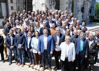 Massa y Kicillof se reunieron con 80 intendentes El encuentro se llevó a cabo en la Casa de Gobierno de La Plata, donde se reunieron 80 alcaldes salientes y futuros para analizar los resultados electorales y planificar la estrategia de campaña de cara al balotaje.