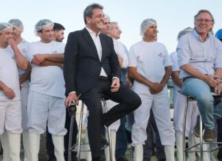 Massa: «Es con el campo, nunca contra el campo» Massa junto a cooperativistas agroindustriales: "Es con el campo, nunca contra el campo"