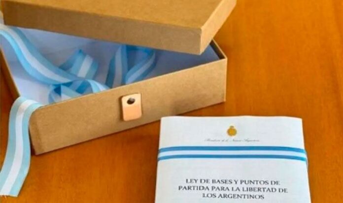 El Gobierno presentó el proyecto de "Ley de Bases y Puntos de Partida para la Libertad de los argentinos" o "Ley Ómnibus", generando controversia. Entre las medidas destacadas, se declara la emergencia económica hasta 2027, permitiendo mayor concentración de poder a Javier Milei, y se propone la privatización de empresas públicas. Se incluye un blanqueo, cambios en el sistema electoral (eliminación de las PASO), y la aprobación de un DNU con 366 medidas. La ley faculta al Ejecutivo a renegociar o rescindir contratos, deroga la ley de Defensa de la Competencia, y propone la reventa libre de entradas deportivas. También establece regímenes de regularización tributaria, cambios en bienes personales e impuestos internos, y reformas en seguridad y energía. Se proponen modificaciones en cultura, educación, transporte, y concesiones públicas. Se plantea un nuevo régimen de elección de diputados nacionales, incentivos para grandes inversiones, cambios en organismos culturales, y ajustes en el sistema educativo y de transporte de cargas.