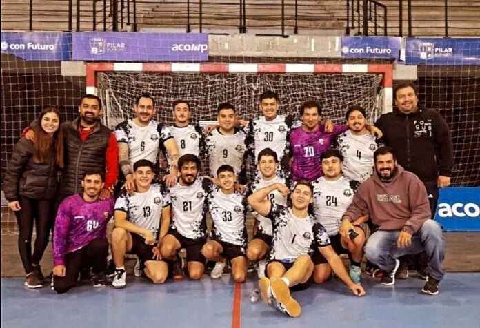 Handball, caballeros Muni Pilar 2023 La escuadra local perdió 28 a 23 con Boca Juniors y el año que viene deberá jugar en la Tercera división. Ángel y Ortiz fueron los goleadores con 5 tantos cada uno.