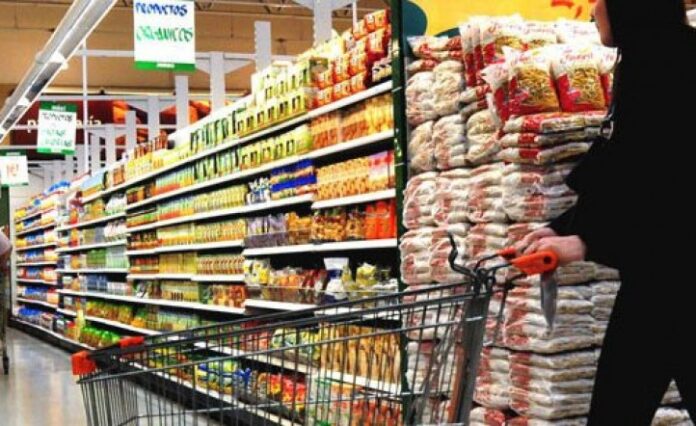 1563486732_163670 En el acumulado anual, Alimentos y bebidas fue el sector de peor performance, al retraerse 5,7% frente a 2022. Calzado y marroquinería resultó ser el de mejor dinámica, al registrar un incremento de 0,4% en la misma comparación.