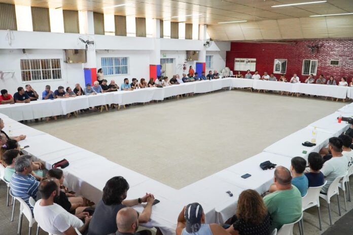 Achával encabezó una reunión multisectorial por los efectos del DNU y la Ley Ómnibus Achával encabezó una reunión multisectorial por los efectos del DNU y la Ley Ómnibus