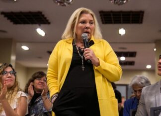 Carrió: votar facultades delegadas es un «horror constitucional» y una «traición a la patria»