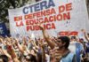 No hubo acuerdo en la paritaria docente y podría haber paro La oferta del gobierno fue de 325 mil pesos mientras que los sindicatos solicitan 450 mil por salario docente. Además reclaman la restitución del Fondo Nacional de Incentivo Docente.
