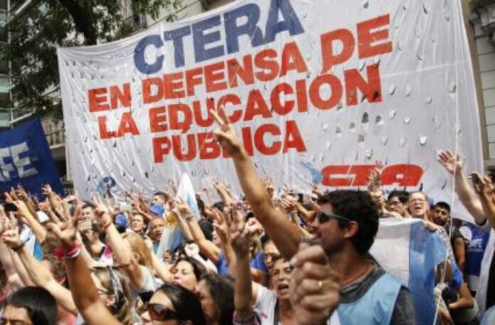 ctera-horiz La oferta del gobierno fue de 325 mil pesos mientras que los sindicatos solicitan 450 mil por salario docente. Además reclaman la restitución del Fondo Nacional de Incentivo Docente.