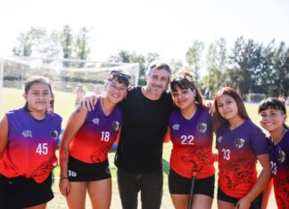 Achával acompañó a los jóvenes en la apertura de la Liga Municipal de hockey