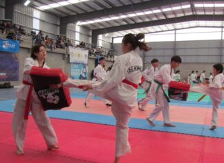 Campus y capacitación arbitral en el Club Municipal Lagomarsino En las instalaciones del Club Municipal Lagomarsino se disfrutó de otro gran domingo a puro Taekwondo ya que sus instalaciones albergaron el desarrollo de dos actividades muy esperadas. Por un lado se efectivizó un campus de entrenamiento y en paralelo, se concretó una nueva capacitación de Arbitraje de Kiorugui. “Quedamos muy contento por el rendimiento de los chicos, no solo del Club Municipal Lagomarsino sino de todos los Polideportivos que participaron. Este es el puntapié inicial para arrancar el año con todo”, destacó el coordinador de las escuelas municipales de Taekwondo, Damián Malaquías. El campus fue protagonizado por más de 120 taekwondistas de 11 municipios, quienes le dieron vida a esta jornada de trabajo y perfeccionamiento que se llevó a cabo en diferentes módulos. En el módulo 1 se trabajó en la preparación física, a lo largo del módulo 2 se avanzó en cuestiones técnico-tácticas, mientras que en el módulo 3 se llevaron a cabo combates. “El campus estuvo a cargo mío. Dictamos preparación física, entregamos nociones técnico-tácticas y el módulo 3 representó un fogueo de cara a los Juegos Bonaerenses que se vienen. También para nosotros fue un principio para saber cómo estamos para arrancar la Liga Municipal ya que participaron cinco Clubes Municipales en los que se practica taekwondo”, explicó Malaquías Del campus tomaron parte alumnos de los Clubes Municipales Del Viso, Peruzzotti, Luchetti, Tribarrial y Lagomarsino, y artistas marciales de los municipios de Tigre, Campana, Malvinas Argentinas, San Miguel del Monte, Quilmes, Tandil, La Matanza, Escobar, José C. Paz, Nueve de Julio y Tres de Febrero. Al mismo tiempo, se efectivizó la segunda jornada del Seminario Intensivo de Arbitraje de Kiorugui, que contó con la participación de 25 alumnos en formación y tiene como objetivo crear el plantel de arbitraje para la Liga de Taekwondo Pilarense. “Estamos muy contentos y los chicos ansiosos por tener combates. Quiere hacer un agradecimiento especial a todos los profesores y maestros que estuvieron presente con sus escuelas apoyando el evento. A todas las familias por su esfuerzo y dedicación y al intendente Federico Achával y el director general de Deportes, Fernando Trillo, por todo el apoyo tremendo a nuestro taekwondo olímpico pilarense”, completó Malaquías.