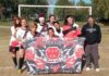 Pilar City y Yungueñito volvieron a golear y lideran la tabla En las instalaciones del Polideportivo Municipal de Pilar, se disputaron los encuentros correspondientes a la 4° fecha de la Liga Municipal de Fútbol 7 Femenino, uno de los certámenes organizados por la Comuna a través de la dirección general de Deportes. En el marco de una jornada patria signada por el frío, se vieron seis encuentros de alto nivel y muchos goles, que con sus resultados comenzaron a afirmar las posibilidades de varias de las escuadras participantes. Tras esta nueva fecha, solo hay dos conjuntos con pun taje ideal: Pilar City y Deportivo Yungueñito, que cuentan sus cuatro presentaciones por victorias y miran desde arriba al resto de las participantes. Pilar City goleó a Scabioneta Celeste por un contundente 7 a 0 gracias a una estupenda producción de Marleni Becerra, que anotó cinco tantos y fue la gran figura del duelo. Las otras conquistas fueron obra de Romina Bernal y Ana Laura Guzmán El Deportivo Yungueñito tampoco dejó dudas y goleó a Delirio FC por 6 a 0 gracias a tres goles de Mariana Valdez, dos de Carla Solari y el restante de Noemí Atanacio. El único escolta en la tabla es A Todo o Nada Violeta, que debió trabajar más de lo previsto para batir a Teo FC por un ajustado 2 a 1. Para las ganadoras anotaron Milagros Hernández y Sasha Peralta, descontando Meliza Guevara. También fue cerrado y parejo de principio a fin el pleito entre Las Amigas y Juventud Unida de Villa Rosa, que finalmente se decantó en favor de las primeras por 1 a 0 gracias al gol de Yamila Isaurralde. Katanes FC se impuso con claridad sobre Scabioneta Negro por 5 a 0 gracias a un póker de Iara Rodríguez y otro tanto de Ayelén Ramos, mientras que San Jorge derrotó a A Todo o Nada Rosa por 3 a 0 con un doblete de Eliana Núñez y el restante gol de Analía Gómez. En esta oportunidad quedó libre Flecha Azul. Tras esta fecha, la tabla es liderada por Pilar City y Deportivo Yungueñito con 12 puntos, A Todo o Nada Violeta es escolta con 9 y luego se ubican Las Amigas, Scabioneta Negro, Scabioneta Celeste y Delirio FC 8, San Jorge y Juventud Unida 6, Katanes FC, Flecha Azul y A Todo o Nada Rosa 5 y Teo FC 3 Entre las artilleras, la máxima anotadora es Marleni Becerra (Pilar City) con 11 tantos y luego aparecen los nombres de Mariana Valdez (Yungueñito) y Carla Solari (Yungueñito) 7, Noemí Atancio (Yungueñito) y Natalia López (Scabioneta Celeste) 6, Yamila Isauralde (Las Amigas) 5, Iara Rodríguez (Katanes FC), Natalia Pintos (Delirio FC) y Brenda Aguirre (A Todo o Nada Violeta) 4. La próxima fecha se disputará el sábado 1° de junio con el siguiente programa: Las Amigas-Scabioneta Celeste, Katanes FC-Teo FC, A Todo o Nada Rosa-A Todo o Nada Violeta, Delirio FC-Pilar City, Scabioneta Negro-Flecha Azul y Deportivo Yungueñito-San Jorge, quedando libre Juventud Unida.