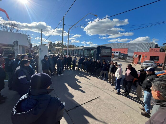 WhatsApp Image 2024-05-14 at 16.53.48 informamos que después de la lucha que se dió, el trabajo en equipo y la unión de todos los Trabajadores. Se logró una reunión con una persona con poder de decisión dentro de la firma y como resultado de la reunión la empresa se comprometió a pagar el 13 % de marzo, el 11% de abril y la diferencia del bono extraordinario. En consecuencia Los compañeros de Ecolab han decidido en asamblea levantar la Asamblea permanente y confiar en el compromiso de la empresa. Así mismo, el día de mañana el Ministerio de Trabajo de la Provincia de BS AS, convocó a ambas partes a una audiencia, allí se trataran los otros temas que requieran mayor diálogo y solución. Sergio González y los demás directivos del sindicato están muy conformes con poder solucionar el tema y si bien quedan más para resolver, lo importante es que los compañeros van a recibir su merecido aumento Paritario perteneciente al último tramo de las paritarias 2023-2024, el cual fue logrado desde el Sindicato Químico Pilar. Destacó también la buena predisposición de la empresa de trabajar en resolver. Señalo que hoy en día dónde se escuchan mensajes de odio, individualismo y mensajes en contra de los objetivos colectivos, quedó demostrado que la unidad del movimiento obrero es primordial para defender y conquistar derechos.