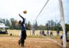El Beach Voley definió a sus campeones locales En el sector destinado para deportes sobre arena del Polideportivo Municipal de Pilar, se desarrolló la Etapa Local del Beach Voley de los Juegos Bonaerenses, el certamen deportivo y cultural más importante de la provincia. Como ya es una saludable costumbre, fueron de la partida una gran cantidad de duplas provenientes de diferentes localidades del distrito, quienes volvieron a marcar el crecimiento que tiene esta disciplina en Pilar y el muy buen nivel de nuestros competidores. “La Etapa Local está en marcha y se vienen días muy lindos y emocionantes. El Beach Voley crece todos los años y lo pudimos ver nuevamente en esta jornada de competencia. Todo estuvo dispuesto de la mejor manera en cuanto a la organización y los y las deportistas disfrutaron de un día a puro beach vóley”, indicó el director general de Deportes municipal, Fernando Trillo. Además, Trillo remarcó que “es un orgullo observar la gran cantidad de duplas integradas por alumnos y alumnas de nuestra Escuela Municipal de Beach Voley que participaron e incluso ganaron en sus categorías”. El cuadro masculino mostró gran paridad y se vieron duelos más que interesantes en cada una de las tres categorías en que este año está dividido el programa oficial de la competencia. En la divisional Sub 14, la corona quedó en poder de la dupla integrada por Andrés Hillkirk-Jesús Santillán, mientras que en el Sub 16, tras un duelo final de extrema paridad, se consagraron Tiziano Saffer y Felipe Gadea. Finalmente, el binomio integrado por Tomás Castelli y Bautista Riedel ganó con autoridad el torneo reservado para la categoría Sub 18. Entre las damas, la victoria en la divisional Sub 14 quedó en manos del binomio integrado por Guadalupe Herrera y Camila Arpires, en la categoría Sub 16 la corona local se la adjudicaron Jazmín Rojas y Aylén Murciano, mientras que en el Sub 18 se impuso la dupla conformada por Ariadna Rivero y Nicole González. Todos los y las ganadoras se clasificaron para representar a Pilar en la Etapa Regional, en la que deberán toparse con los vencedores de los otros nueve distritos que integran la Región 6: Exaltación de la Cruz, General Rodríguez, Luján, Mercedes, Suipacha, Chivilcoy, Carmen de Areco, San Antonio de Areco y San Andrés de Giles. Agenda BA La semana tendrá profusa actividad para la categoría Juveniles. Este martes 4 habrá acción para las disciplinas Fútbol 11 Sub 18 Escolar Abierta (en Monterrey y Ferroviarios de Derqui), Fútbol Sub 14 y 16 (en Pilae) y Boccia (en el Club Municipal Derqui), el miércoles 5 arrancará la actividad del Handball en el Microestadio “Ricardo Rusticucci”, Fútbol Libre en Pilae y Hockey en el Polideportivo de Pilar, mientras que el jueves 6 habrá Handball en el Microestadio Municipal y Básquet y Básquet 3x3 en el Club Presidente Derqui. Finalmente, el viernes 7 se jugará al Fútbol-Tenis en el Polideportivo de Pilar, se hará el certamen de Taekwondo en el Club Municipal Lagomarsino y continuará el Handball en el Microestadio Municipal. Por su parte, en la categoría Adultos Mayores, la agenda prevé para el martes 4 la competencia de Lotería en el Círculo Social de Jubilados de Pilar (San Luís 424), en ese mismo lugar se jugará al Tejo Femenino el miércoles 5, para el jueves se programó el torneo de Truco en el Centro de Jubilados San Lorenzo de Pilar, mismo lugar en donde el viernes 7 se hará el certamen de Chin-Chon.