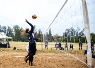 El Beach Voley definió a sus campeones locales En el sector destinado para deportes sobre arena del Polideportivo Municipal de Pilar, se desarrolló la Etapa Local del Beach Voley de los Juegos Bonaerenses, el certamen deportivo y cultural más importante de la provincia. Como ya es una saludable costumbre, fueron de la partida una gran cantidad de duplas provenientes de diferentes localidades del distrito, quienes volvieron a marcar el crecimiento que tiene esta disciplina en Pilar y el muy buen nivel de nuestros competidores. “La Etapa Local está en marcha y se vienen días muy lindos y emocionantes. El Beach Voley crece todos los años y lo pudimos ver nuevamente en esta jornada de competencia. Todo estuvo dispuesto de la mejor manera en cuanto a la organización y los y las deportistas disfrutaron de un día a puro beach vóley”, indicó el director general de Deportes municipal, Fernando Trillo. Además, Trillo remarcó que “es un orgullo observar la gran cantidad de duplas integradas por alumnos y alumnas de nuestra Escuela Municipal de Beach Voley que participaron e incluso ganaron en sus categorías”. El cuadro masculino mostró gran paridad y se vieron duelos más que interesantes en cada una de las tres categorías en que este año está dividido el programa oficial de la competencia. En la divisional Sub 14, la corona quedó en poder de la dupla integrada por Andrés Hillkirk-Jesús Santillán, mientras que en el Sub 16, tras un duelo final de extrema paridad, se consagraron Tiziano Saffer y Felipe Gadea. Finalmente, el binomio integrado por Tomás Castelli y Bautista Riedel ganó con autoridad el torneo reservado para la categoría Sub 18. Entre las damas, la victoria en la divisional Sub 14 quedó en manos del binomio integrado por Guadalupe Herrera y Camila Arpires, en la categoría Sub 16 la corona local se la adjudicaron Jazmín Rojas y Aylén Murciano, mientras que en el Sub 18 se impuso la dupla conformada por Ariadna Rivero y Nicole González. Todos los y las ganadoras se clasificaron para representar a Pilar en la Etapa Regional, en la que deberán toparse con los vencedores de los otros nueve distritos que integran la Región 6: Exaltación de la Cruz, General Rodríguez, Luján, Mercedes, Suipacha, Chivilcoy, Carmen de Areco, San Antonio de Areco y San Andrés de Giles. Agenda BA La semana tendrá profusa actividad para la categoría Juveniles. Este martes 4 habrá acción para las disciplinas Fútbol 11 Sub 18 Escolar Abierta (en Monterrey y Ferroviarios de Derqui), Fútbol Sub 14 y 16 (en Pilae) y Boccia (en el Club Municipal Derqui), el miércoles 5 arrancará la actividad del Handball en el Microestadio “Ricardo Rusticucci”, Fútbol Libre en Pilae y Hockey en el Polideportivo de Pilar, mientras que el jueves 6 habrá Handball en el Microestadio Municipal y Básquet y Básquet 3x3 en el Club Presidente Derqui. Finalmente, el viernes 7 se jugará al Fútbol-Tenis en el Polideportivo de Pilar, se hará el certamen de Taekwondo en el Club Municipal Lagomarsino y continuará el Handball en el Microestadio Municipal. Por su parte, en la categoría Adultos Mayores, la agenda prevé para el martes 4 la competencia de Lotería en el Círculo Social de Jubilados de Pilar (San Luís 424), en ese mismo lugar se jugará al Tejo Femenino el miércoles 5, para el jueves se programó el torneo de Truco en el Centro de Jubilados San Lorenzo de Pilar, mismo lugar en donde el viernes 7 se hará el certamen de Chin-Chon.