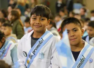 Achával acompañó a los alumnos de Pilar en su promesa a la bandera