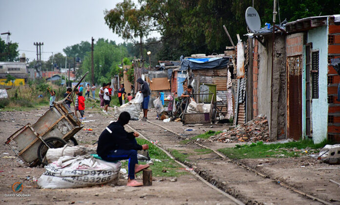 Según el documento, la pobreza trepó del 44,7% en el tercer trimestre de 2023 al 55,5% en el primer trimestre de 2024, mientras que la indigencia pasó del 9,6% al 17,5% en el mismo período. Estos porcentajes se traducen en aproximadamente 24,9 millones de personas residentes en áreas urbanas viviendo en la pobreza, de las cuales 7,8 millones se encuentran en situación de indigencia extrema. La pobreza, determinada por el valor de la canasta básica alimentaria, ha alcanzado niveles alarmantes que reflejan una crisis social profunda. El informe también destaca la preocupante situación de la inseguridad alimentaria en las áreas urbanas. Según los datos relevados, el 24,7% de las personas, el 20,8% de los hogares y el 32,2% de los niños, niñas y adolescentes enfrentan inseguridad alimentaria. Aún más grave es la situación de inseguridad alimentaria severa, que afecta al 10,9% de las personas, al 8,8% de los hogares y al 13,9% de los niños, niñas y adolescentes. En cuanto al mercado laboral, el sondeo revela que el 32,5% de los trabajadores ocupados residen en hogares en situación de pobreza. Además, el 30,9% trabaja en la economía social, mientras que el 26,5% de la población económicamente activa tiene un empleo precario y el 24,3% un subempleo inestable. Estos indicadores evidencian la fragilidad del empleo y la precarización laboral que afecta a una gran parte de la población. Pese a este panorama desalentador, el informe del ODSA-UCA señala una mejora en los índices de mortalidad infantil entre 2005 y 2022. Sin embargo, esta mejora presenta una gran heterogeneidad según la provincia. "La tasa de mortalidad infantil, de menores de 1 año y de menores de 5 años, presenta una mejora general a través del tiempo, pero una mayor heterogeneidad entre la situación de cada una de nuestras provincias", explica el documento. En general, las provincias con altos niveles de mortalidad infantil tienden a correlacionarse con altos niveles de indigencia monetaria.