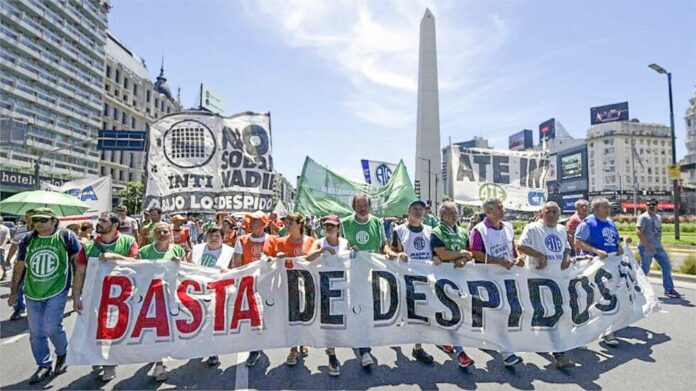 ate-llamo-paro-movilizacion-e-ingreso-masivo-ministerios-1029541-183921 A través del Decreto 468/2024, el Gobierno homologó los últimos dos tramos de suba para los trabajadores del Estado. Estos tramos corresponden a un 2% para abril, ya liquidado a inicios de este mes, y otro 7% para mayo, a cobrarse en junio. Este arreglo fue alcanzado en la última negociación paritaria, reabierta el pasado 22 de mayo, y abarca a toda la Administración Pública Nacional. El acuerdo establece incrementos salariales de las retribuciones de todo el personal, tanto permanente como no permanente. A pesar del desacuerdo manifestado por ATE, el gremio liderado por Rodolfo Aguiar, la Unión del Personal Civil de la Nación (UPCN) aceptó el porcentaje ofrecido por el Gobierno Nacional. Este nuevo conflicto resalta las tensiones entre ambos sindicatos estatales. El documento oficial explica que, "atento a que la mayoría se pronunció en favor de la aprobación en conformidad", se homologó la suba bimestral del 9% este martes