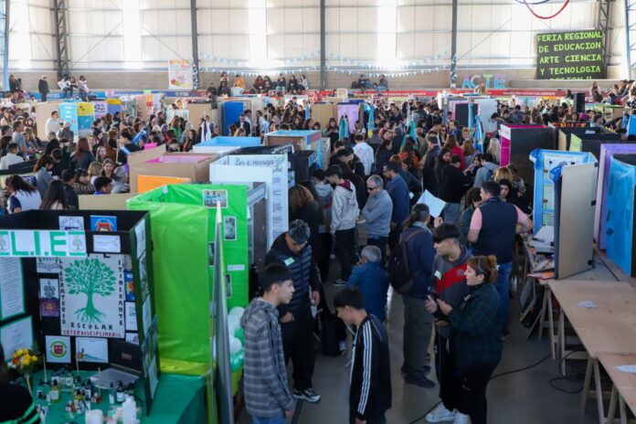 Achával acompañó a los estudiantes en la Feria Educativa Regional en el Club Municipal Derqui Achával acompañó a los estudiantes en la Feria Educativa Regional en el Club Municipal Derqui