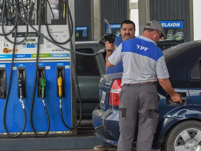 El Gobierno obliga a las estaciones de servicio a informar sobre tasas municipales en combustibles El Gobierno obliga a las estaciones de servicio a informar sobre tasas municipales en combustibles