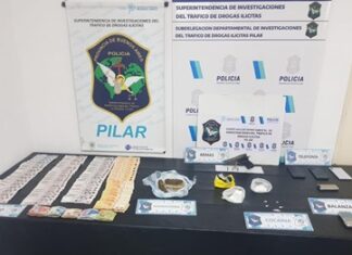 Detienen a una pareja por venta de drogas en Villa Astolfi Con la información obtenida, el Juzgado de Garantías N° 7 de Pilar emitió una orden de allanamiento, que resultó en el secuestro de dos bloques de cocaína con un peso total de 111 gramos, y 168 gramos de marihuana distribuidos en varios trozos compactos. Además, en el lugar se incautó un arma de fuego calibre 22 con la numeración suprimida, tres municiones, cuatro teléfonos celulares, una balanza de precisión y más de 220 mil pesos en efectivo. Los detenidos fueron trasladados a la comisaría y quedaron a disposición de la Justicia bajo los cargos de "Tenencia ilegal de estupefacientes con fines de comercialización" y "Tenencia ilegal de arma de fuego". La causa es investigada por la Unidad Funcional de Instrucción Especializada en Drogas Ilícitas N° 1 de Pilar.