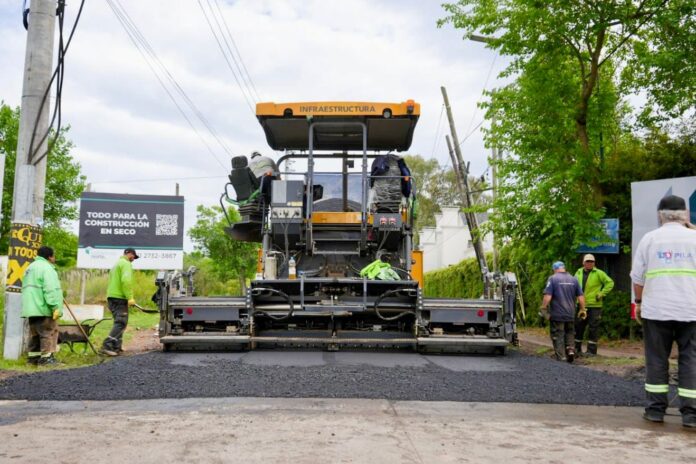 Achával recorrió los trabajos de asfaltos en Villa Rosa Achával recorrió los trabajos de asfaltos en Villa Rosa