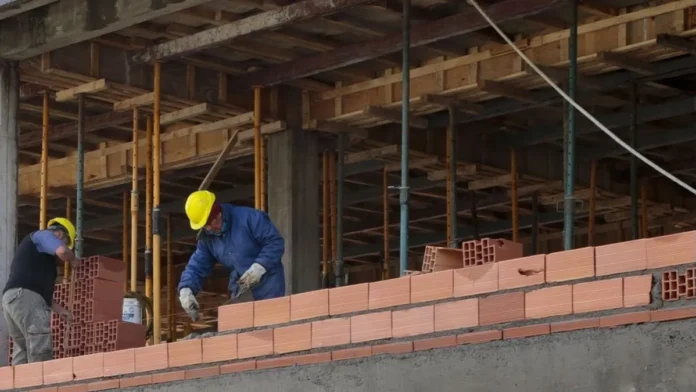 La construcción crece un 2,4% en septiembre, pero la actividad sigue en caída en términos anuales La construcción crece un 2,4% en septiembre, pero la actividad sigue en caída en términos anuales