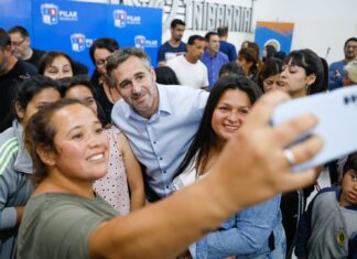 Achával anunció nuevas obras de urbanización en Tribarrial y la ampliación del Club Municipal Junto a los vecinos, Achával destacó: “Es una gran alegría poder anunciar que vamos a realizar nuevas obras para la comunidad de Tribarrial. Estas son fundamentales para los vecinos y nos permiten que el Club Tribarrial, que es parte del corazón y de la vida de las familias, siga sumando nuevos espacios para recibir y abrazar a los chicos, jóvenes y adultos del distrito. Además, vamos a realizar trabajos para mejorar los accesos en todas las Escuelas y el Centro de Desarrollo Infantil, con nuevas veredas en todo el entorno". “Desde el Estado Municipal, vamos a seguir trabajando para mejorar cada uno de nuestros barrios y localidades, porque eso nos permite construir un mejor Pilar para todos y todas”, cerró el intendente. Esta intervención comprende trabajos de construcción de veredas; parquización y colocación de nuevo equipamiento urbano, que permitirán conectar y también embellecer las calles que unen los puntos más importantes de la comunidad como el Centro de Desarrollo Infantil, los establecimientos educativos que funcionan en San Alejo, Agustoni y La Lomita y el mismo Club Municipal. Además, se ampliará el Club Municipal Tribarrial para construir una nueva cancha completamente iluminada. Acompañaron al intendente el secretario de Gobierno, Santiago Laurent; el secretario de Integración y Desarrollo Comunitario, Juan Manuel Morales y los funcionarios del gabinete municipal.