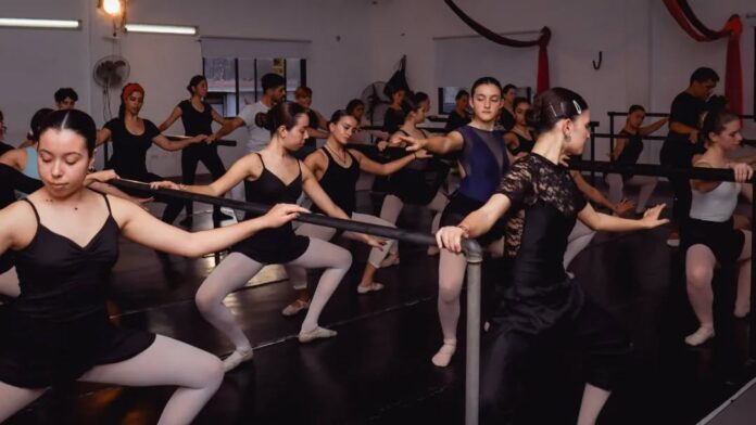 352420056_307137171638959_6673506521070356696_n Taller de Formación Para Bailarines presenta su función anual Entradas y formas de apoyo El valor de la entrada es de $2000, y podés adquirirla a través de los siguientes medios: Alias de transferencia: Tafobapilar. Mercado Pago: Ingresando al siguiente enlace Linktree de TAFOBA Pilar Danza, donde también encontrarás valores solidarios para colaborar. En efectivo. Un espacio que transforma TAFOBA brinda herramientas docentes y un entorno de aprendizaje integral para quienes desean formarse como bailarines, contribuyendo al crecimiento artístico de Pilar y sus alrededores.