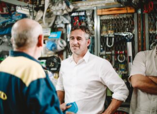 Achával conversó con los vecinos de Villa Rosa sobre las nuevas obras de urbanización Achával conversó con los vecinos de Villa Rosa sobre las nuevas obras de urbanización