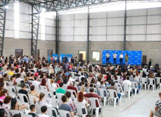 Achával reconoció a los estudiantes que finalizaron sus estudios del CMFP Achával reconoció a los estudiantes que finalizaron sus estudios del CMFP