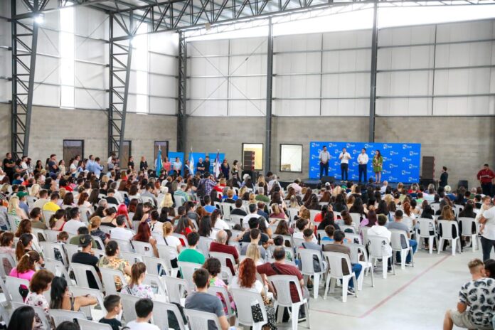Achával reconoció a los estudiantes que finalizaron sus estudios del CMFP