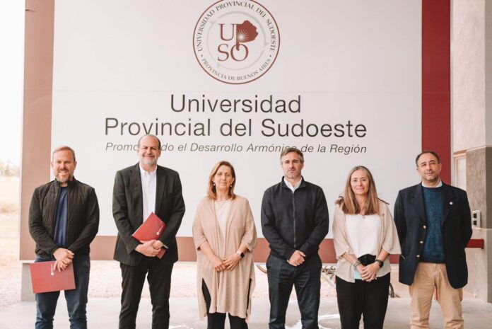Achával recorrió el puerto de Bahía Blanca y la Universidad del Sudoeste Achával recorrió el puerto de Bahía Blanca y la Universidad del Sudoeste