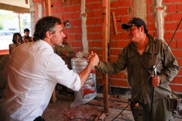 Achával recorrió la obra de ampliación de la Secundaria N°10 en Alberti Achával recorrió la obra de ampliación de la Secundaria N°10 en Alberti