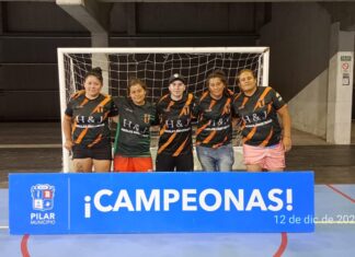 Poli Agustoni y Racing, las campeonas de la Copa de la Liga La Copa de la Liga Municipal de Futsal Miss 30 ya tiene a sus campeonas. El segundo torneo del año de esta competencia, uno de los certámenes organizados por la Comuna a través de la dirección general de Deportes, llegó a su fin y coronó a sus ganadoras. La jornada final, como el resto de este torneo y de la temporada, se desarrolló en las canchas dispuestas en el Microestadio “Ricardo Rusticucci”, y fue seguida con atención por una gran cantidad de vecinos y vecinas. El certamen se disputó en dos zonas, la Copa de Oro y la de Plata, integradas de acuerdo a la posición ocupada por cada escuadra en la Liga que se jugó durante los primeros meses del año (también hubo algunos equipos que se sumaron para este campeonato). Estos elencos se midieron todos contra todos y al final, el conjunto con más puntos se proclamó campeón. En la Copa de Oro festejó Poli Agustoni, mientras que en la de Plata lo hizo Racing. La definición de la Copa de Oro no tuvo atractivos de emoción. Es que Poli Agustoni se quedó con los puntos frente a Pasión por el Fútbol (la chapa fue 2-0) y dio la vuelta olímpica. Y lo hizo poniéndole la firma a una estupenda campaña: 6 partidos jugados, 6 partidos ganador, con 44 goles a favor y solo 12 en contra. El equipo campeón, dirigido por Analía Figueroa, lo integraron Mariana Acosta, Sofía Acosta, Luciana Ardaiz, Analía Baini, Natalia Cuello, Lorena Duarte,Yésica Fregenal, Érica Navarro y Miguelina Paiz, que fue la artillera del equipo con 13 goles. El subcampeonato fue para El Ombú de Presidente Derqui, que batió al colista Barca Pilar por 2 a 0, en tanto Rejunte LAU acabó tercero tras doblegar a Las Bravas por 5 a 2. En este caso quedó libre Fátima. La tabla de posiciones fue liderada por Poli Agustoni con 18 puntos y luego se encolumnaron El Ombú 15, Rejunte LAU, Fátima y Pasión por el Fútbol 9. Las Bravas 3 y Barca Pilar 0. De plata El título de la Copa de Plata finalmente quedó en manos de Racing, uno de los elencos que ingresó a la Liga para este campeonato y demostró un gran nivel de juego. En la fecha final, las Académicas golearon a Pilar City por 7 a 2 y completaron una gran campaña con 5 victorias y un empate. El equipo albiceleste metió 41 goles y solo le encajaron 5. Las campeonas formaron con Yamila Berne, Laura Cáceres, Soledad Lezcano, Elizabeth Villanueva, María Villanueva, Zulma Villanueva y Rosa Villa Cubas En la segunda posición acabó otro debutante: The Puntín, que en la jornada final derrotó a Wassabi FC por 5 a 2. Además, Las Crack superó a Scabioneta por 7 a 1, quedando libre Las Valkideas. La tabla fue encabezada por Racing con 16 unidades, Segundo terminó The Puntín con 15 y más atrás acabaron Wassabi FC con 13, Pilar City con 9, en tanto Las Valkideas, Las Crack y Scabioneta acumularon 3 unidades.