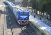 Los trenes sigue circulando a baja velocidad por protesta sindical El sindicato argumenta que la medida busca llamar la atención sobre el deterioro de las vías y el material rodante, condiciones que, aseguran, ponen en riesgo la seguridad de pasajeros y trabajadores. En un comunicado, señalaron que los trenes necesitan repuestos y reparaciones urgentes, mientras que las vías requieren obras de infraestructura. También destacaron la necesidad de modernizar los sistemas de comunicación y señales. Desde la Secretaría de Transporte, sin embargo, interpretaron la protesta como una maniobra de presión en el marco del conflicto paritario. El gremio rechaza la última propuesta salarial del Gobierno, que ofrece un aumento del 3,5% para los últimos dos meses de 2024, y mantiene su postura de exigir mejoras laborales y presupuestarias. El Gobierno asegura haber destinado 45 mil millones de pesos entre agosto y octubre para obras en el sector ferroviario, incluyendo la implementación de sistemas de frenado automático en las líneas San Martín, Mitre y Sarmiento. Pese a esto, las mejoras parecen insuficientes para el sindicato, que insiste en la necesidad de medidas más profundas.