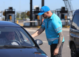 Operativo Sol: detectan 202 infracciones y 33 casos de alcoholemia positiva A su vez, en las principales terminales de ómnibus y rutas, las y los agentes de Fiscalización del Transporte verificaron el estado de las unidades y el cumplimiento de la documentación habilitante para circular en los servicios de transporte público automotor y fluvial de pasajeros. En las inspecciones se constató las condiciones de las unidades, se verificó el seguro, habilitación al día, y requerimiento de toda la documentación necesaria para brindar servicio. Al mismo tiempo, para preservar el buen estado de la cinta asfáltica y evitar el deterioro que facilite siniestros viales, se llevaron adelante controles de cargas en camiones. Vale señalar que, los vehículos que transportan sustancias sobre su peso permitido presentan una grave amenaza a la seguridad vial ya que no doblan ni frenan de la manera correcta y traccionan sobre el asfalto rompiéndolo.