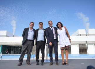En el inicio de clases Achával inauguró el Polo Educativo de Villa Luján junto a Axel Kicillof Durante la inauguración, Achával expresó: "Hoy estamos acá, inaugurando el Polo Educativo de Villa Luján junto a Axel, con quien coincidimos en que la educación es la política pública más transformadora que podemos llevar adelante. Por eso, donde antes había un descampado hoy existe este polo educativo que le permite a los chicos ir al jardín, a la primaria, a la secundaria en su barrio y, si así lo desean, a la Universidad Nacional de Pilar". Asimismo, el intendente remarcó: "Esto no se trata sólo de aulas y edificios, si no de la mirada que tenemos de cómo queremos que nuestra comunidad se desarrolle, y nosotros vamos a seguir poniendo a la educación en el centro de nuestras decisiones, porque es la herramienta que nos permite construir un futuro mejor con oportunidades para todos". Por su parte, el gobernador Axel Kicillof señaló: “Lo que estamos haciendo hoy es importantísimo porque a los chicos y chicas y a sus familias les estamos abriendo el camino para un futuro mejor, generando las posibilidades para que se desarrolle, trayendo más justicia social para nuestra provincia y a este barrio". Estos nuevos edificios educativos son parte de las 32 nuevas escuelas con las que contará Pilar este año, de las cuales ya fueron inauguradas 26. Acompañaron al intendente todos los funcionarios del gabinete municipal y concejales