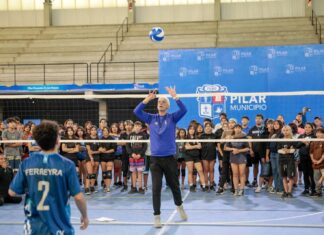Achával acompañó a chicos y jóvenes en una clínica de Voley en el Microestadio Municipal Achával acompañó a chicos y jóvenes en una clínica de Voley en el Microestadio Municipal