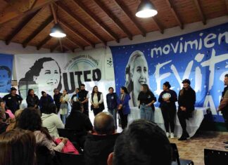 Encuentro de la Militancia del Movimiento Evita Pilar: «Nadie se salva solo» La conductora del Movimiento Evita Pilar, Valeria Domínguez, destacó la importancia de repensar las prácticas y estrategias para convocar a nuevos compañeros y retomar las prácticas solidarias. "Este gobierno no solo está dispuesto a apretar el acelerador para desintegrar los derechos sociales, sino que cuenta con el apoyo y la legitimidad social para hacerlo", afirmó. *Comisiones de debate y conclusiones* Las comisiones de debate abordaron temas como Espacios Comunitarios, Fe y Política, Emprendedores, Trabajo y Economía Popular, Diversidad, entre otros. En el Documento presentado, se concluyó que el impacto del nuevo gobierno ha sido devastador y que es necesario cambiar el chip y pensar nuevas estrategias para resistir y reconstruir los lazos comunitarios. *Llamamos a la unidad y la solidaridad* El encuentro culminó con un llamado a la unidad y la solidaridad entre el movimiento evita y la comunidad. "Nadie se salva solo" es más que un lema, es una realidad que nos obliga a trabajar juntos para construir un futuro más justo. *Palabras de Valeria Domínguez* "Este encuentro es un paso importante para reflexionar sobre nuestra militancia y nuestras construcciones. Estamos llamados a ser parte de la solución, a ser protagonistas de la historia y a construir un futuro transformador para todos".