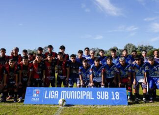 Con una gran fecha se puso en marcha la Liga Municipal Sub 18 En las canchas dispuestas en le predio de la Comunidad Deportiva de Real Pilar, ubicadas en el camino de acceso a Presidente Derqui, se puso en marcha la edición 2025 de la Liga Municipal de Fútbol Sub 18 Masculino, uno de los torneos organizados por la Comuna a través de la dirección general de Deportes. Este año, el certamen se vio potenciado en relación al 2024 y es protagonizado por 22 conjuntos, que fueron divididos en dos zonas: 10 competirán en la Primera “A” y los otros 12 lo harán en la Primera “B”. “Estamos muy contentos de poner en marcha el 2025 de esta Liga Sub 18 que es un espacio que no solo buscamos preservar sino también potenciar. Hemos encontrado muy buena predisposición de todos los clubes y no tenemos dudas que será una gran temporada”, destacó el director general de Deportes, Fernando Trillo, quien compartió la jornada inaugura del campeonato junto al intendente Federico Achával y el secretario de Integración y Desarrollo Comunitario, Juan Manuel Morales. “Para el desarrollo de todos estos espacios de encuentro y competencia contamos, desde el inicio de nuestra gestión, con el permanente apoyo y acompañamiento del intendente Federico Achával y eso es fundamental”, agregó Trillo. La jornada inicial del torneo mostró un gran nivel deportivo y mucho compromiso por parte de los integrantes de todos los elencos que animan la competencia. Muchas de las escuadras ya presentaron credenciales que los ubican como candidatos aunque el camino hacia el título es muy largo. Es que, según el formato, los conjuntos de ambas zonas se enfrentarán todos contra todos en dos ruedas y los que más puntos sumen se consagrarán campeones. A la cancha En la Primera “A”, Poli Agustoni redondeó una gran presentación y le terminó ganando a Río Luján por 2 a 0 para sumar así sus primeros puntos en la liga. En uno de los duelos más atractivos de la jornada, Alfa FC se quedó con los puntos en juego al doblegar a Las Vías por 3 a 2, mientras que San Jorge y Peruzzotti animaron un pleito con gusto a clásico pero no pudieron romper el cero y culminaron empardados sin goles. A su turno, el equipo de Cachorros hizo gala de todas sus virtudes y derrotó a La Victoria por un contundente 3 a 0, en tanto Los Tilos se hizo fuerte en el estreno y batió por 2 a 0 a Pilar Unidos. La acción de la Primera “B” dejó como resultado resonante la goleada de UNIC, que disputó un partido de alto vuelo y no le dio chances a Delirio, para terminar venciendo por 6 a 0. También fue amplio el triunfo de La 15, que derrotó ampliamente a 2 de Abril por 4 a 1, mientras que otro equipo oriundo de Derqui, La Escondida, se impuso sobre Santa Teresa por un holgado 3 a 0. Con una gran fecha se puso en marcha la Liga Municipal Sub 18
