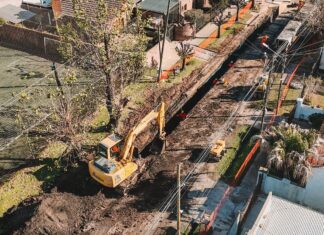 Avanza la renovación de Pilar centro: Achával recorrió la obra hidráulica Al respecto, el jefe comunal destacó: "Esta es una obra muy importante porque nos permite conectar con otras dos obras estructurales que ya hicimos como son el entubado del canal Agustoni y el reservorio de la plaza 12 de octubre, del Paseo del Centro". "De esta manera, se evita que el agua se acumule durante tormentas y se mejora la circulación en la zona", explicó. Los trabajos que se están realizando en el centro de Pilar tienen como objetivo entubar la circulación de agua de lluvia que actualmente corre por la superficie. Para eso, se están construyendo conductos, sumideros, cámaras de empalme y otras obras complementarias que captarán el agua pluvial desde la ruta 8, atravesando la Panamericana, hasta desembocar en el canal Agustoni. Durante la recorrida acompañaron al intendente la secretaria General, Soledad Peralta, y el titular de Infraestructura, Luis Bonfante. “Estamos renovando el centro de Pilar a través de una mejora integral. Seguimos trabajando para transformar a Pilar y a cada una de sus localidades”, remarcó Achával.