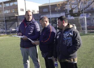 Pilar fue parte de arranque de la nueva Liga de Fútbol 11 Inclusivo Comenzó la disputa de la 1° edición de la Liga de Fútbol 11 Inclusivo organizada por Olimpíadas Especiales de Argentina y uno de los seis participantes del certamen es Pilar. Es que nuestro municipio es representado por un equipo del Programa Municipal de Entrenamiento para Atletas con Discapacidad, el reconocido espacio que depende de la dirección general de Deportes. Y el estreno no pudo haber sido mejor para los nuestros ya que le ganaron claramente y por 4 a 1 al conjunto de Puerta del Sol de José C. Paz. “Siempre es una gran alegría brindarle a los chicos y chicas de nuestro Programa de Deportes PCD un nuevo espacio de encuentro y competencia. No solo sabemos que lo van a disfrutar mucho sino también que van a estar deportivamente a la altura de la circunstancias, como siempre”, destacó el director general de deportes, Fernando Trillo. Luego de lo que fue la primera jornada de trabajo, dedicada por entero al testeo de los jugadores de todos los equipos, la actividad de la 1° fecha del torneo se desarrolló en las instalaciones del club El Golfito de Olivos, en el municipio de Vicente López. Esta vez, los pilarenses jugaron con los paceños de Puerta del Sol y ganaron por un contundente 4 a 1, gracias a un doblete de Mauricio Delfino, otro tanto de Mauro Peralta y un penal de Gustavo Almada. “Esta es una liga inclusiva y en los equipos de 11 jugadores debe haber mayoría de deportistas con Certificado De Discapacidad (CDU) y el resto compañeros unificados y nosotros tenemos una muy buena concurrencia con 24 anotados”, destacó el profesor Jorge Suárez, quien comparte el trabajo docente en el Programa Municipal de Entrenamiento para Atletas con Discapacidad con sus colegas Leonardo Aranzasti, Iván Mancini, Omar Leiva y Romina Heredia. El plantel pilarense lo integran Gustavo Almada, Braian Arias, Ivan Bruno, Cristian Carrillo, Ariel Catan, Carlos Cejas, Darío Delfino, Mauricio Delfino Y Axel Delfino, Alexis Díaz, Braian Dos Santos, Ezequiel Fernández, Tobías Machuca, Mauricio Orellana, Brandon Paniagua, Alcides Pedrozo, Mauro Peralta, Jorge Vázquez y Carlos Velardez. “Es una prueba piloto, también a modo de selectivo, de la que participan seis equipos Tigre, Vicente López, Puerta del Sol de Jóse C. Paz, San Miguel, Colegiales y Pilar”, agregó Suárez. “El gran candidato es Colegiales, que hace mucho que juega en cancha de 11. Para nosotros es la primera vez, salvo las excepciones de la Copa América”, añadió. La próxima fecha será el 19 de julio en el mismo lugar y el rival será San Miguel. ++++++ Agenda PCD El próximo viernes 11 se desarrollará la Etapa local de los juegos Bonaerenses del Atletismo para atletas con discapacidad visual, motora y síndrome, mientras que el viernes 18 será el turno de las pruebas para atletas con discapacidad intelectual. La Etapa Local de Natación PCD se agendó para después de las vacaciones invierno. Por otra parte, el sábado 12 de julio en el Polideportivo de Pilar se disputará la 3° fecha de la Liga Unificada de Futbol Inclusivo que organiza Olimpiadas Especiales.