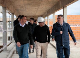 Achával recorrió el avance de obra de la Secundaria Nº 25 de Pinazo Achával recorrió el avance de obra de la Secundaria Nº 25 de Pinazo Acompañaron al intendente el secretario de Gobierno, Santiago Laurent, y la secretaria General, Soledad Peralta; entre otros funcionarios del gabinete municipal. “Seguimos trabajando con la educación en el centro de nuestras prioridades para que podamos tener un futuro con más oportunidades para todos", cerró Achával.