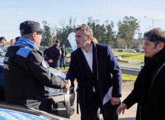Achával recorrió la base de la Fuerza de Aproximación Barrial junto al gobernador Achával recorrió la base de la Fuerza de Aproximación Barrial junto al gobernador