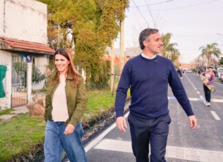 Soledad Peralta recorrió los nuevos asfaltos en Los Cachorros junto a Achával "Estos nuevos asfaltos transforman el barrio, mejoran la conectividad para todas las familias y son parte de la mirada integral que tenemos de impulsar el crecimiento en cada localidad" sostuvo la candidata a concejal, Soledad Peralta, junto al intendente Federico Achával.