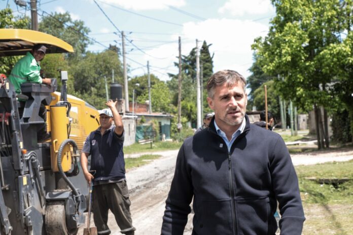 Achával recorrió la obra de repavimentación de William Morris