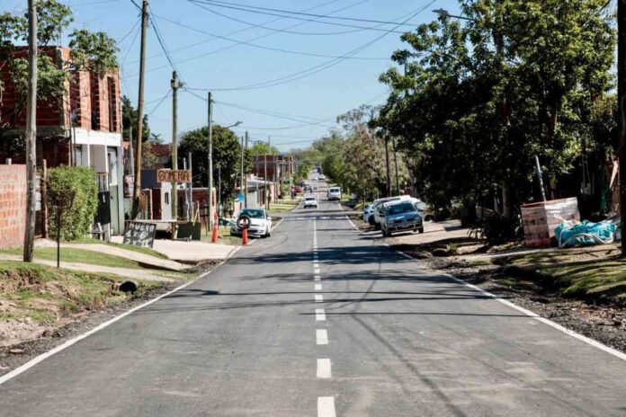Achával recorrió los nuevos asfaltos de Agustoni