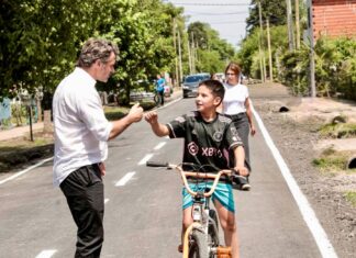 Achával recorrió los nuevos asfaltos de Villa Rosa Achával recorrió los nuevos asfaltos de Villa Rosa