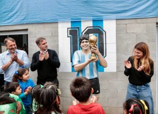 En el aniversario del nacimiento de Maradona, Achával acompañó a las familias del Club Lagomarsino En el aniversario del nacimiento de Maradona, Achával acompañó a las familias del Club Lagomarsino