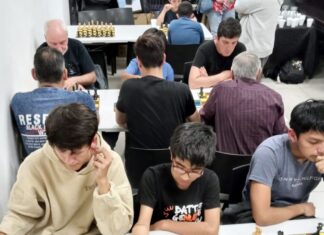Se puso en marcha la 1° Liga Municipal de Ajedrez En las últimas semanas, se puso en marcha y avanzó de buena manera un nuevo espacio de encuentro y competencia organizado por la Comuna a través de la dirección general de Deportes. Se trata de la Liga Municipal de Ajedrez, el primer certamen municipal de la disciplina, que es animado por varias decenas de jugadores que desarrollan la actividad en las diferentes sedes que la Escuela Municipal de Ajedrez tiene en los Clubes Municipales. “Estamos muy contentos y a la vez orgullosos por pener en marcha este espacio con el que buscamos, entre otras cosas, que los chicos y las chicas de la Escuela Municipal de Ajedrez puedan tener su primer espacio de competencia formal”, destacó el director general de Deportes, Fernando Trillo. Además, Trillo dejó en claro que “la Liga es para jugadores de todas las edades y de todos los niveles de juego, siempre que sean alumnos de la Escuela Municipal”. “Por lo que vinos en estas dos fechas iniciales, la idea prendió fuerte y la gente está entusiasmada. Vino gente de todas las sedes de la Escuela y los que no participaron de las primeras fechas se pueden sumar en la próxima", agregó. La 1° fecha se llevó a cabo en el Microestadio “Ricardo Rusticucci, mientras que la 2° se desarrolló en las instalaciones de la Casa de la Cultura, ubicada en el centro de Pilar. En principio, el certamen constará de dos fechas más. Se disputará un torneo en cada una de las cuatro fechas, por lo que en cada jornada se entregarán puntos y al final del calendario, el que más puntos sume se consagrará campeón de la Liga Municipal. “La idea surgió del Inter Polis que se hizo hace poco en el “Rusticucci”. La propuesta estuvo buena y queriamos que no quede como algo que ocurre una vez al año sino extenderlo a lo largo de la temporada y darle continuidad a través de una serie de fechas”, confió el maestro Boris Papez, quien comparte el trabajo docente en la Escuela Municipal de Ajedrez junto a su colega Raúl Pérez. El profesor explicó que “cada fecha de Liga se juegan cinco rondas (eventualmente puede ser alguna más) y de acuerdo a los resultados registrados, cada fecha entrega un ganador y la cantidad de puntos correspondiente”. “El tiempo de juego es de 5 minutos por jugador mas 5 segundos de adición”, agregó. Hasta el momento, el puntero es Kevin Villaverde (Club Municipal Del Viso) con 8,5 puntos, escoltado por Samuel Llerena (Del Viso) con 8 y tercero aparece Brian Guillen (Club Municipal Tribarrial) con 7 unidades. Con 6 puntos se ubican Dylan Alfaro Díaz (Tribarrial), Facundo Caballero (CCF/Rusticucci), Hugo Valdez (Tribarrial), Víctor Della Vedova (Club Municipal Peruzzotti), Natanael Zapata (Del Viso), Santino Pérez (Tribarrial), Gael Centeno (Tribarrial) y Fernando Santillán (CCF/Rusticucci). Vicente Escot (CCF/Rusticucci) tiene 5 unidades y César Vega (Peruzzotti) acumula 4,5. Con 4 puntos empatan Santino La Comba (Tribarrial), Ludmila Vega (Peruzzotti), Emiliano Fernández (Tribarrial) y Victoria Altamirano (Club Municipal Lagomarsino). Más abajo, con 3,5 unidades, están E. Martínez (Del Viso), Jesús Tancara (Tribarrial), Lionel Tripelhorn (Lagomarsino) y Franco Palacios (CCF/Rusticucci). La lista sigue con Fernando Thames (Del Viso), A. Pérez (Del Viso), Sofía Gómez (CCF/Rusticucci), Santino Correa (Del Viso), Paz Melgarejo (CCF/Rusticucci) y Bastian Villaverde (Del Viso), que suman 3 puntos. Aaron Parrado (Del Viso) acumula 2,5 unidades, en tanto Hilario Bango (CCF/Rusticucci) Ailén Carmona (CCF/Rusticucci), Umma Sánchez (Tribarrial), Karen Molina (CCF/Rusticucci), Santino Mendoza (CCF/Rusticucci), Ayelén Obregón (Tribarrial), Vladimir Torres (Club Municipal Luchetti), Ioyi Kishosawa (CCF/Rusticucci), S. Geres (Del Viso), Santiago Rivarola (CCF/Rusticucci), Rosmari Rojas (Tribarrial), Alexis Guillén (Tribarrial), Javier Crespo (Lagomarsino), Galo Melgarejo (CCF/Rusticucci) se quedaron con 2. Joaquín Neira (Lagomarsino) reúne 1,5 puntos, mientras que con 1 se posicionan J. Ávila (CCF/Rusticucci), Julia Del Bueno (Tribarrial), A. Paredes (CCF/Rusticucci), S. Ruiz (Tribarrial), Julián Robasio (CCF/Rusticucci), P. Parejo (CCF/Rusticucci), Bruno Del Bueno (Tribarrial), Donato Martínez (Del Viso), Máximo Jacquet (Tribarrial), Cristian Duarte (Lagomarsino), Juan Lencina (Lagomarsino), Bruno Saura (Lagomarsino), Ian Valenzuela (Lagomarsino). Finalmente, con 0,5 unidades están Chiara Bardina (CCF/Rusticucci) y Araceli Molina (CCF/Rusticucci) 0,5, cerrando Morena Contreras (CCF/Rusticucci) y Dante Povorosnik (CCF/Rusticucci) sin puntos hasta el momento. La table de posiciones por club muestra arriba al Club Municipal Tribarrial con 53,5 puntos y luego se encolumnan CCF/Rusticucci con 45,5, Del Viso con 43,5, Lagomarsino con 15, Peruzzotti tiene 14,5 y Luchetti Cierra con 2 unidades. ***CUADRO*** Escuela Municipal de Ajedrez La Escuela Municipal de Ajedrez es gratuita, para vecinos a partir de los 7 años, la conducen los maestros Raúl Pérez y Boris Papez y funciona en cinco sedes. En el Centro Cultural Federal de Pilar las clases se dictan los jueves de 17 a 19, en el Club Municipal Luchetti los viernes de 16 a 17.30, mientras que en el Club Municipal Tribarrial se practica los sábados de 9 a 11. Además, en el Club Municipal Del Viso, los entrenamientos se desarrollan los sábados de 15 a 17 y en el Club Municipal Peruzotti los sábados de 9 a 10.30.
