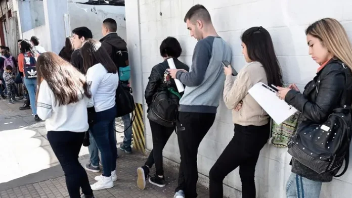 desocupacion El empleo formal en su nivel más bajo de la era Milei: se perdieron más de 200.000 puestos