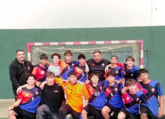 Tres victorias pilarenses en una nueva fecha del Clausura de inferiores Con más que interesantes resultados para los equipos de la Escuela Municipal de Handball, se disputaron los encuentros correspondientes a la 13° fecha de los torneos de divisiones inferiores organizados por la Federación Metropolitana de Balonmano (Femebal). Mientras los elencos femeninos se midieron con Quilmes “B” con victoria en los pleitos de Menores y Juveniles, los varones chocaron con Defensores de Glew, con gran triunfo en la divisional Cadetes. En la rama femenina y por la Primera “F” de la estructura metropolitana, las Juveniles de Muni Pilar superaron a Quilmes “B” por 25 a 21 y subieron al 8° lugar de la tabla de posiciones con 29 puntos, a 13 del líder Sociedad Alemana de Gimnasia (SAG) de Villa Ballester. Las dirigidas por Camila Duhau fueron más desde el primer movimiento y ya al final del primer tiempo vencían por 15 a 10. La goleadora pilarense fue Josefina Galeano, autora de 11 tantos. El plantel se completó con Candela Ríos, Rocío Alberto, Julieta Delaloye, Fernanda Cabllero Reyes (1), Violeta Gatica, Constanza Hearne Leichner(4), Candela Delicia (6) y Samira Safi (3). El otro éxito local se registró en la categoría Menores, en el que Muni Pilar derrotó a Quilmes “B” por 23 a 17. Las niñas de nuestro distrito sacaron diferencias en el primer tiempo (11-8) y no solo supieron mantenerla en el complemento sino que la alargaron para ganar con suficiencia. Las locales alistaron a Nerea rojas, Denisse Díaz (1), Delfina Gonzalez Díaz (3), Agustina Freire (1), Antonella Batalla García (6), Bianca Badini (5), Emma González Cherullo (1), Clara Valcalda Gutiérrez, Brisa Gómez (2), Martina Núñez (4), Jazmín Esteche, Ariana Dávalos Rey y Milva Quintana. En esta división lidera Banco Central con 37 y Muni Pilar es 11° con 21. Por su parte, las Cadetas quedaron a la puerta de bajar al puntero y que jugaron un partidazo pero acabaron cediendo por un agónico 12 a 11. Candela Delicia (5) fue la artilera de Pilar, que también alistó a Clara Danylyszyn, Tihara Quintana, Oriana Rojas (1), Sofía Caballero Reyes (3), Abril Orellana, Rocío Alberto, Tiara Melgar Galliussi (1), Geraldina Campero Posadas, Kiara Solan, Antonella Batalla García, Biana Badini, Denisse Díaz y Samira Safi (1). Quilmes lidera con 37 unidades y Muni Pilar se ubica 10° con 26. Por la próxima fecha, las pilarenses serán locales de SAG de Villa Ballester el domingo 16 en el Microestadio Municipal “Ricardo Rusticucci”. Caballeros Por su parte, los conjuntos masculinos de Muni Pilar enfrentaron a Defensores de Glew por la Primera “E” y los que cantaron victoria fueron los jóvenes de la categoría Cadetes, que jugaron un gran encuentro y ganaron 29 a 22. El primer tiempo fue parejo y los dirigidos por Maximiliano Almirón se fueron al entretiempo ganando 14 a 11 pro en el complemento profundizaron el dominio y sacaron aún más ventaja. Con 8 goles, Juan Cruz Giménez Correa fue el líder ofensivo de un equipo que se completó con Eduardo Fernández (1), Ignacio Ciotti (4), Vladimir Dobrovolsky (3), Tomás Rodríguez García, Miqueas Valdez (4), Vaentín Riveros (5), Franco Parra Albarracín (3), Joaquín Domínguez Acosta, Lucas Sosa (1) y Lucas González. En esta divisional manda Banco Central con 36 puntos, El Portugués es escolta con 35 y Muni Pilar 3° con 34. La escuadra pilarense de la categoría Junior jugó un muy buen partido pero se le escapó sobre el final y perdió 26 a 25, para quedar 10° en la tabla con 28 puntos. Los orientados por Braian Vergara formaron con Gonzalo Ferreyra de la Cruz, Lautaro Ramos (5), Joaquín Ortiz (4), Aien Palacio Paladino, Joaquín Tevés, Joaquín Giménez Corea (2), Juan Cruz Lomazzo (6), Bryan Maldonado, Ignacio Bule Pezoa, Diego Roldán (4) Y Mateo Paturlanne (4). Finalmente, los Menores le jugaron de igual a igual a Glew pero acabaron cayendo 26 a 21. Muni Pilar formó con Lucas González, Felipe Urcola (2), Juen Simón Rodríguez Eder, Valentín Galeano Díaz, Benicio Díaz, Tomás Basiak (2), Joaquín Domínguez Acosta (10), Constantino Sasela Vico,Facundo Almeida (4), Thiago Koch Vallejos (2), Santino Carro y Felipe Arbelo (1). Villa Calzada lidera la categoría con 39 puntos y Muni Pilar aparece 5° con 33. El próximo sábado 15, la tira masculina será visitante de Villa Modelo. ++++++++++++++++++++++++++++++++++++++++ Mayores agónico triunfo de las chicas Por la 13° fecha del torneo Clausura de Mayores de Cuarta división, el equipo femenino de Muni Pilar le ganó sobre el cierre a IEF Cárdenas por 19 a 18 y potenció su muy buen presente. Camila Duhau y la juvenil Josefina Galeano fueron las líderes ofensivas de las dirigidas por Martín Umbert, con 6 goles cada una. El plantel se completó con Ángela Vera, Yamila Corvalán (1), Victoria Lafont (3), Delfina Bravo, Daiana Sosa, Julieta Rojas (1), Gabriela Artaza (2), Constanza Hearne Leichner, Antonella Danylyszyn, Jacqueline Falcón, Yamila Conte y Luciana Chávez Santillán. La tabla es encabezada por Beata Handball con 39 puntos y Muni Pilar es 4° con 33. El sábado 15 a las 19,45 Pilar será visitante de Larre Handball. Por su lado, el conjunto masculino de Mayores le gano los puntos a Villa Giambruno, es 10° en la tabla con 24 puntos y el próximo domingo 16 a las 18 visitará a Villa Calzada.